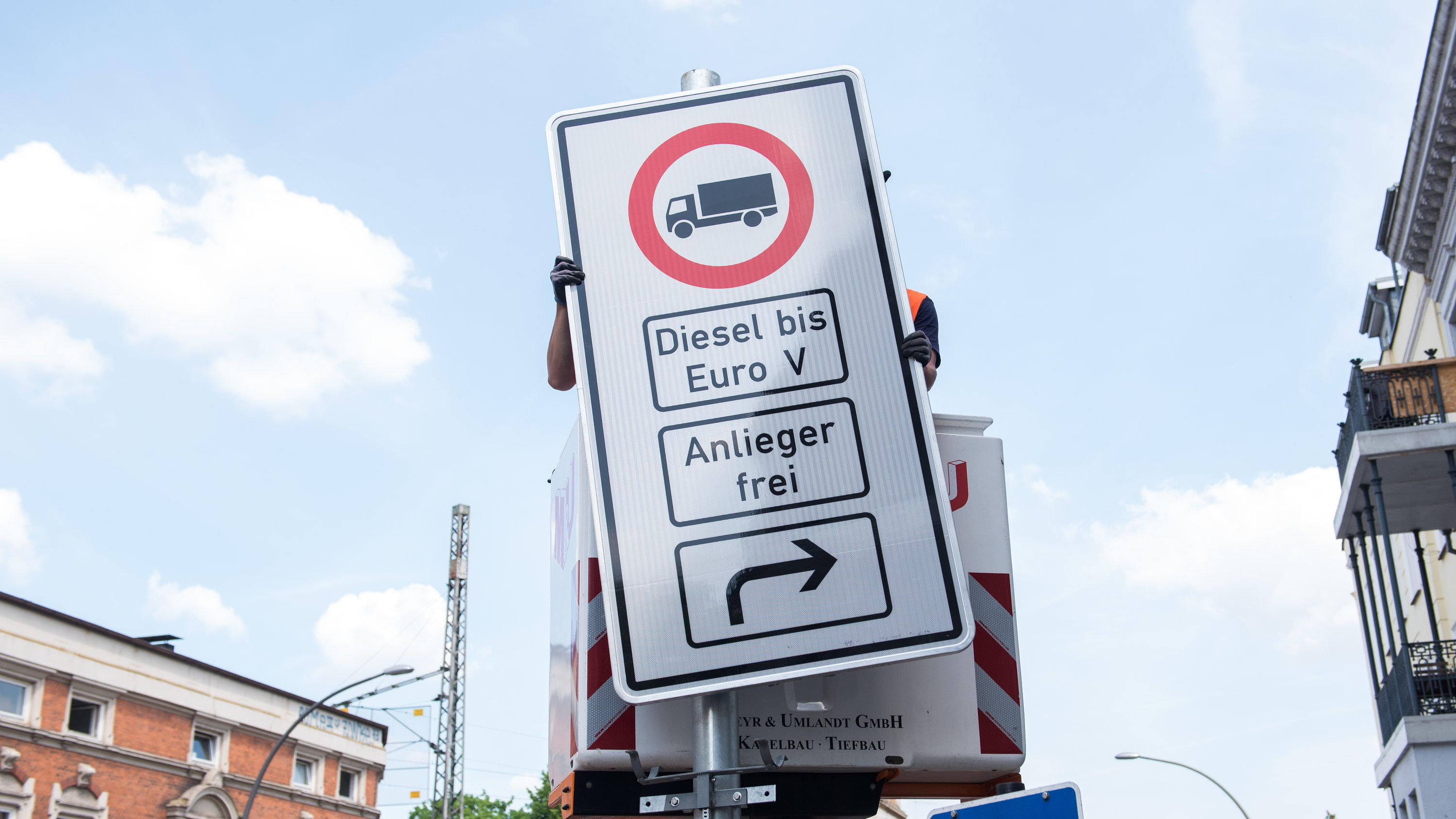 Hamburg macht den Anfang: Erste Diesel-Fahrverbote ab 31. Mai 15.05.2018, Hamburg: Ein Fahrverbotsschild für Lastwagen mit Diesel-Motor bis Euro 5 wird an der Max-Brauer-Allee aufgehängt. Zur Luftreinhaltung werden auf der Stresemannstraße und der Max-Brauer-Allee Fahrverbote eingeführt. Noch vor dem Ende des M