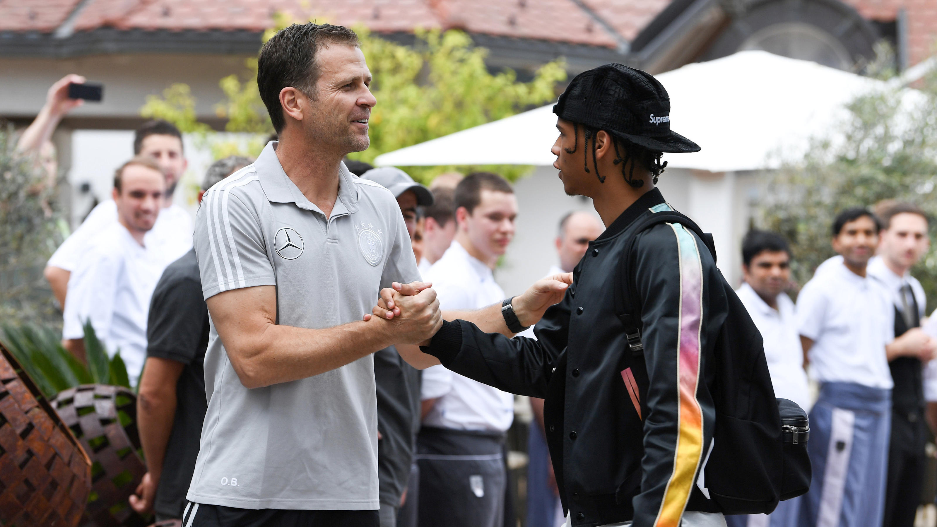 DFB-Team bezieht Trainingslager in Eppan - Oliver Bierhoff: "Froh, dass es endlich losgeht" Soccer Football - FIFA World Cup - Germany Training - Eppan, Italy - May 23, 2018 German team manager Oliver Bierhoff welcomes Leroy Sane Markus Gilliar/Pool via Reuters
