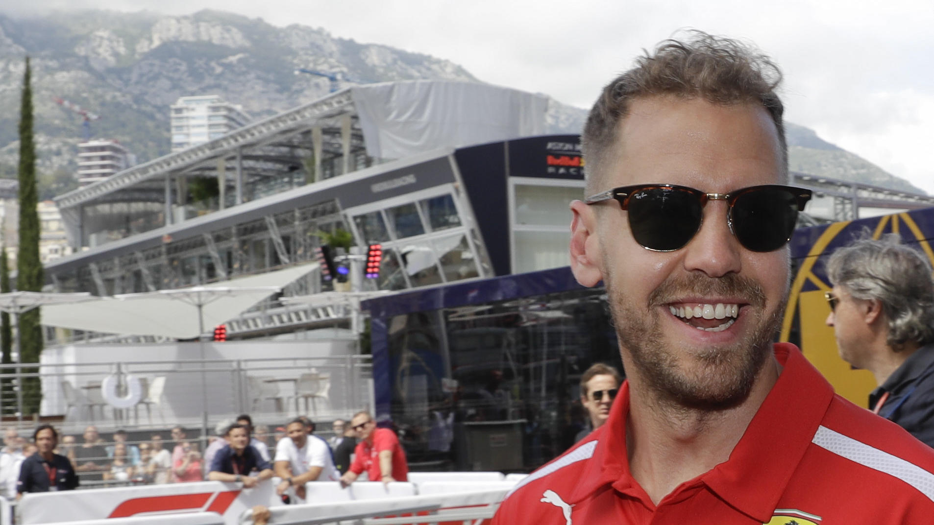 Formel 1: Vor dem Monaco-GP geht RTL mit Sebastian Vettel auf Zeitreise 23.05.2018, Monaco: Motorsport, Formel-1-Weltmeisterschaft, Grand Prix von Monaco, Pressekonferenz: Sebastian Vettel aus Deutschland vom Team Ferrari geht vor der Pressekonferenz an der Rennstrecke zum Fahrerlager. Der Grand Prix von Monaco findet am