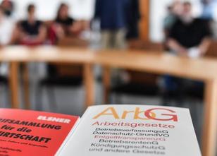 Der Streit um das Kopftuch-Verbot an Schulen in Berlin kommt erneut vor Ger... weiterlesen