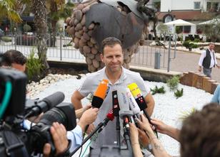 Der Bundestrainer wird am Donnerstag das Trainingslager der deutschen Fußba... weiterlesen