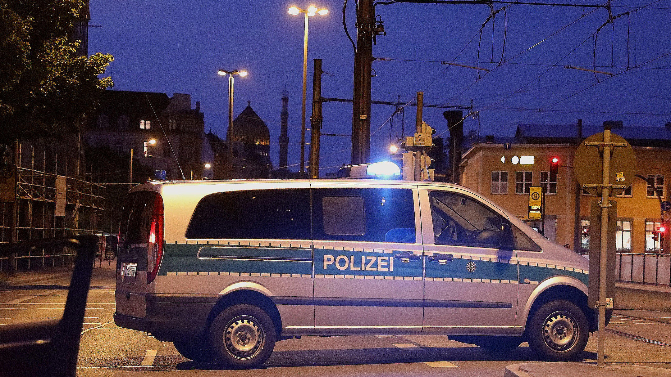 Dresden: Entwarnung nach Teilexplosion bei Bombenentschärfung Dresden: Ein Polizeiwagen sperrt eine Straße ab. Bei der Entschärfung einer Fliegerbombe in Dresden ist es zu einer Teildetonation gekommen.