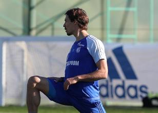 Mittelfeldspieler Benjamin Stambouli von Fußball-Vizemeister Schalke 04 hat... weiterlesen