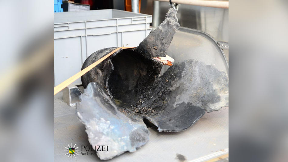 Dresden: Entwarnung nach Teilexplosion bei Bombenentschärfung Aufatmen in Dresden: Bombe nach Teilexplosion entschärft.