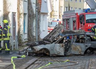 Ein Mann, der aus Protest gegen eine Baugenehmigung mit seinem Auto ins Ver... weiterlesen