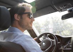 Bei Sonnenschein können Autofahrer eine Sonnenbrille als Blendschutz tragen... weiterlesen