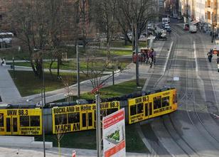 In Halle ist ein Pkw mit einer Straßenbahn zusammengestoßen und einige Mete... weiterlesen
