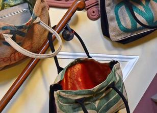 Handgenähte Taschen, Holz-Eisenbahnen oder Armbänder aus dem Knast: Produkt... weiterlesen
