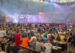 Mehr als 20.000 Zuschauer haben in der Fußball-Arena in Gelsenkirchen für e... weiterlesen