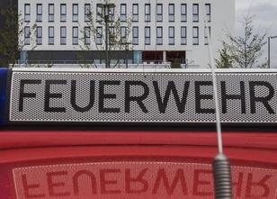 Ein Auto ist in Berlin-Schöneberg in Flammen aufgegangen. Der brennende Wag... weiterlesen