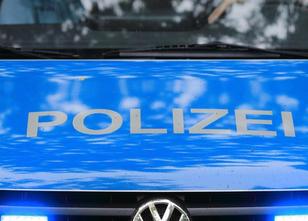 Ein Auto ist am Samstag in Berlin gegen einen Lastwagen geprallt, der in Si... weiterlesen