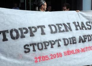 Die AfD demonstriert heute am Brandenburger Tor in Berlin - und tausende Me... weiterlesen