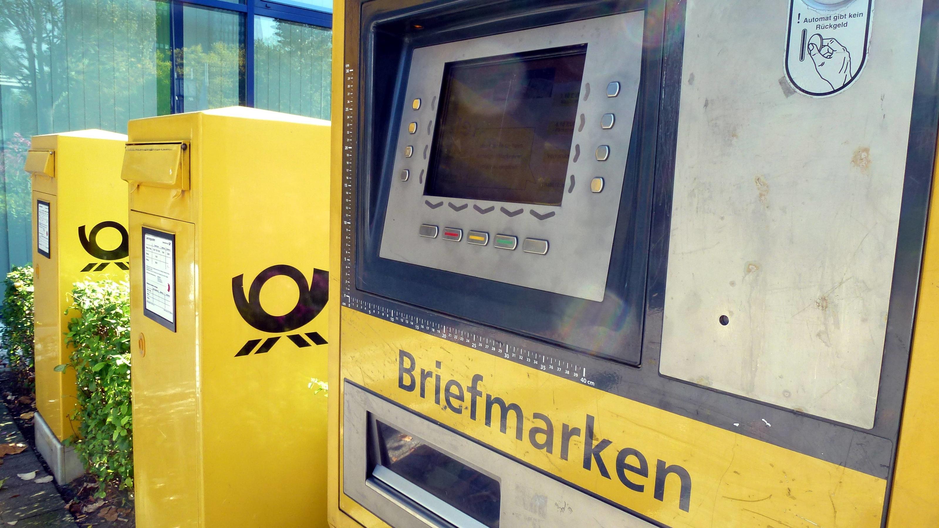 Briefe bald wieder teurer? Deutsche Post soll Portoerhöhung planen Briefmarkenautomat und Briefkasten der Deutschen Post