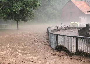 Schwere Gewitter haben Straßen und Keller im Norden Hessens unter Wasser ge... weiterlesen