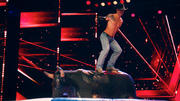 Sexy Bullrider Anthony macht sich auf der Bühne nackig Sexy Bullrider Anthony macht sich auf der Bühne nackig