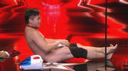 Kazuhisa Uekusas One-Man-Show ist total verrückt Kazuhisa Uekusas One-Man-Show ist total verrückt