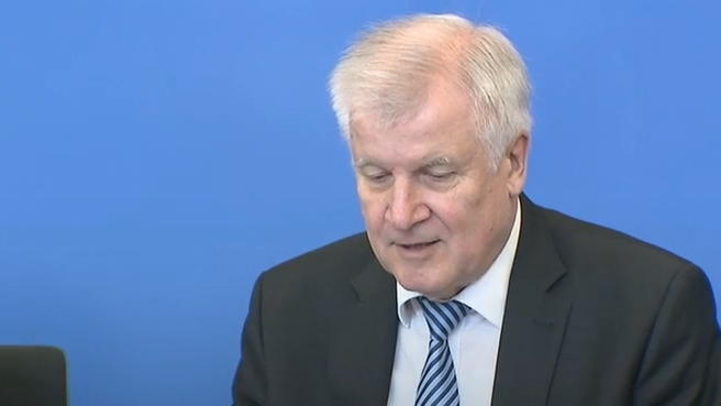 Seehofer freut sich über 69 Abgeschobene Seehofer freut sich über 69 Abgeschobene
