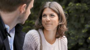 Pauline und Damian glauben sich unbeobachtet Pauline und Damian glauben sich unbeobachtet