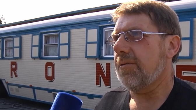Wie fühlt es sich an, wenn man unter einem Elefanten liegt? Wie fühlt es sich an, wenn man unter einem Elefanten liegt?