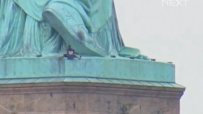 Donald-Trump-Kritikerin auf der Freiheitsstatue Donald-Trump-Kritikerin auf der Freiheitsstatue