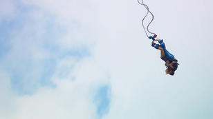 Beim Bungee-Jumping lassen sie nicht voneinander los Beim Bungee-Jumping lassen sie nicht voneinander los
