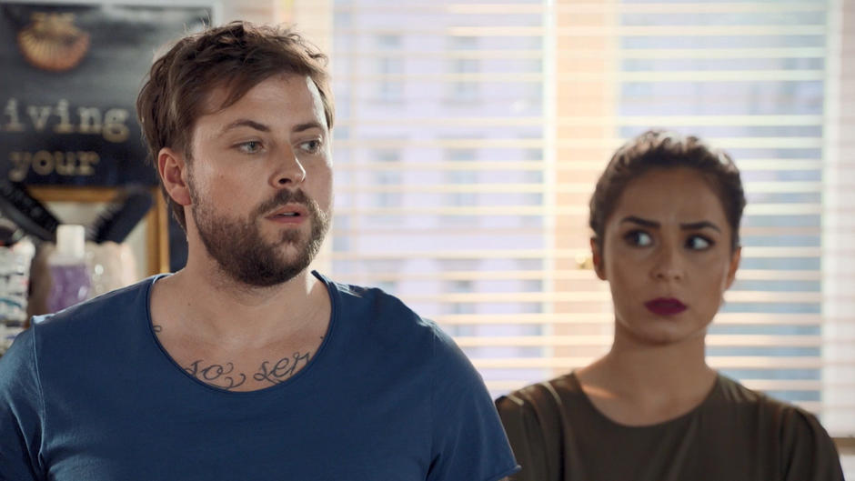 Shirin macht sich Sorgen um John Shirin macht sich Sorgen um John