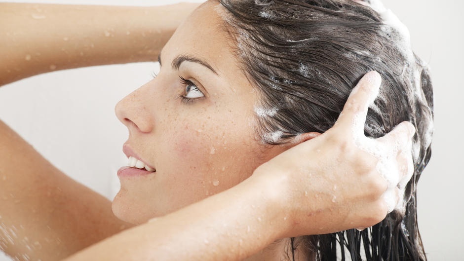Zu glatt, zu fein, zu kurz: Shampoos sollen helfen Zu glatt, zu fein, zu kurz: Shampoos sollen helfen