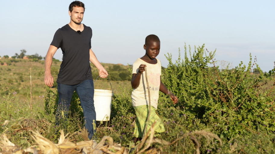 Bildung für alle: Mats Hummels setzt sich für Kinder ein Bildung für alle: Mats Hummels setzt sich für Kinder ein