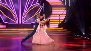 Julius Brink & Ekaterina Leonova tanzen einen Slowfox Julius Brink & Ekaterina Leonova tanzen einen Slowfox