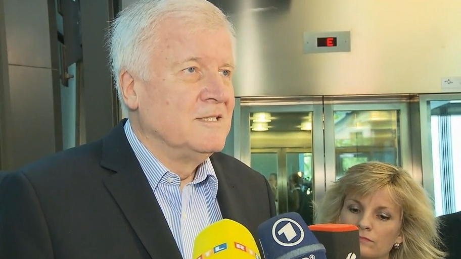 Seehofer: "Alle nach rechts Abgewanderten zurückgewinnen" Seehofer: "Alle nach rechts Abgewanderten zurückgewinnen"