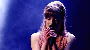 Marie liefert zu "Naked" von James Arthur ab Marie liefert zu "Naked" von James Arthur ab