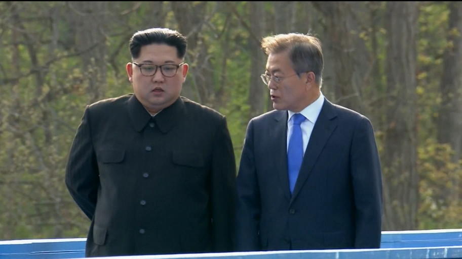 Kim Jong Un und Moon Jae In pflanzen Baum des Friedens Kim Jong Un und Moon Jae In pflanzen Baum des Friedens