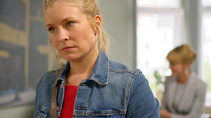 Jenny wird von ihrer Vergangenheit eingeholt Jenny wird von ihrer Vergangenheit eingeholt