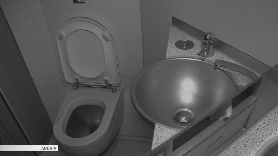 Frau auf der Zugtoilette vergewaltigt Frau auf der Zugtoilette vergewaltigt
