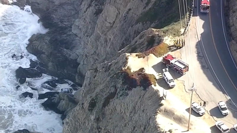 Mann stürzt mit seinem Auto 50-Meter-Klippe hinab Mann stürzt mit seinem Auto 50-Meter-Klippe hinab