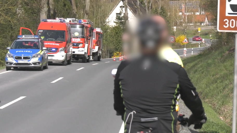 21-Jähriger wird aus Auto geschleudert und stirbt 21-Jähriger wird aus Auto geschleudert und stirbt