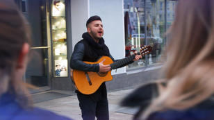 Isa, der singende Taxifahrer und Straßenmusiker Isa, der singende Taxifahrer und Straßenmusiker