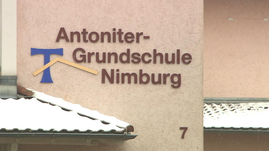 Zweitklässler sticht seiner Lehrerin in den Bauch. Zweitklässler sticht seiner Lehrerin in den Bauch.