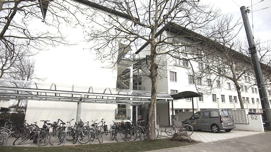Mann onaniert auf Bett von Studentin Mann onaniert auf Bett von Studentin