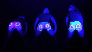 Twerking im Neonlicht mit der Ti:Kju Crew Twerking im Neonlicht mit der Ti:Kju Crew