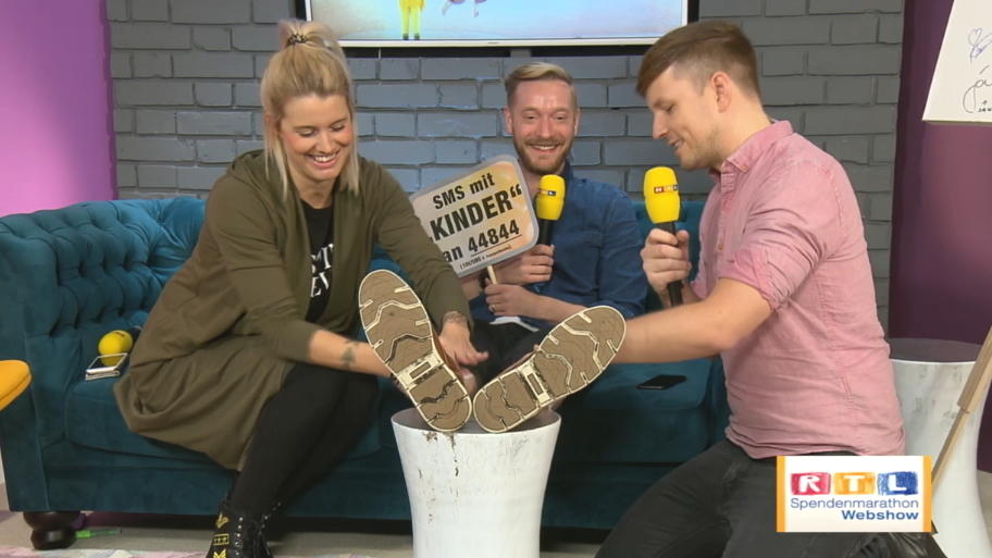 Pia Tillmann waxt Steffen Donsbach Pia Tillmann waxt Steffen Donsbach