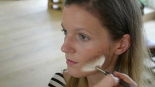 Dezentes Sommer-Make-up für den Alltag Dezentes Sommer-Make-up für den Alltag