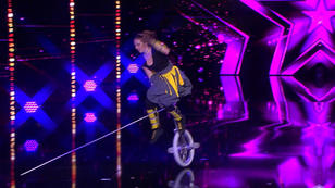 Nina Herzog stürzt auf der Supertalent-Bühne Nina Herzog stürzt auf der Supertalent-Bühne