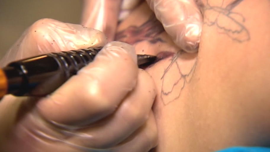 Sind Tattoos in der Stillzeit gefährlich? Sind Tattoos in der Stillzeit gefährlich?