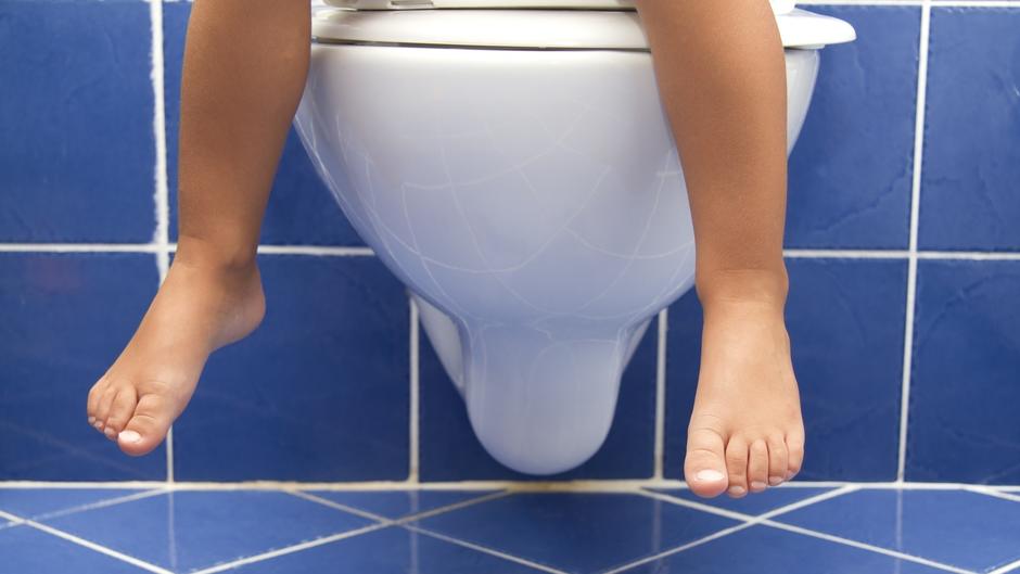 Mit Kindern auf öffentlichen Toiletten Mit Kindern auf öffentlichen Toiletten