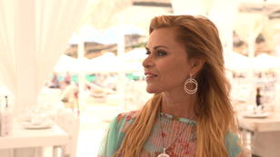 Irina ist selbsternannte Champagnerexpertin Irina ist selbsternannte Champagnerexpertin