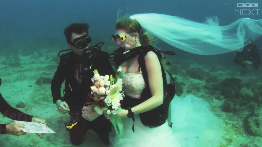 Taucherpaar heiratet unter Wasser Taucherpaar heiratet unter Wasser