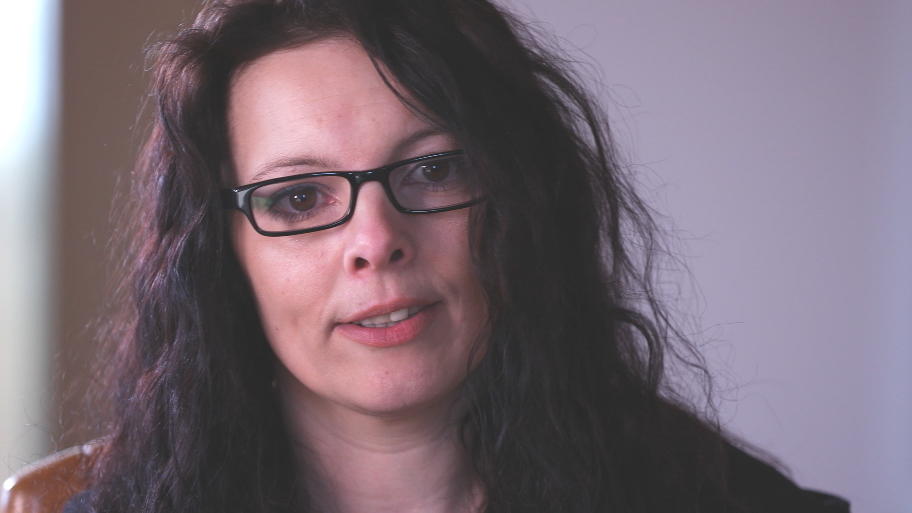 Nina wurde als Kind sexuell missbraucht Nina wurde als Kind sexuell missbraucht