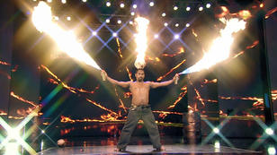 Ramesh zeigt eine chaotische Feuershow Ramesh zeigt eine chaotische Feuershow