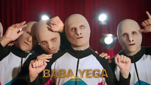 So verrückt bereiten sich Baba Yega auf ihre Show vor So verrückt bereiten sich Baba Yega auf ihre Show vor